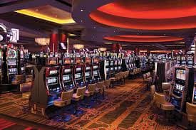 Microgaming live roulette table interface on erek70 app showing dealer and wheel